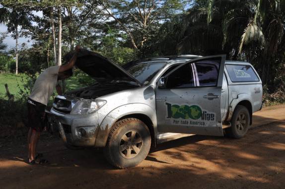 Checando a Fiona após o uso do guincho, no caminho à Mompós, na Colômbia